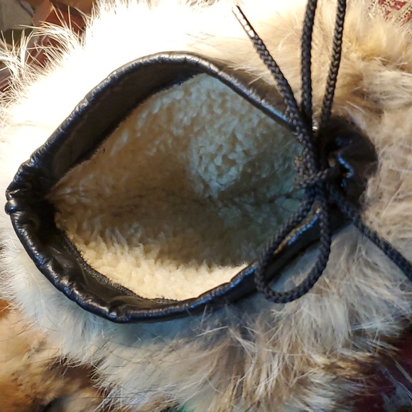 Inuit Authentic Wolf Fur Boots - Picture 12 of 16